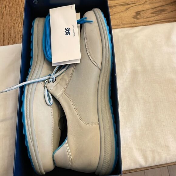 SAS STYLE SPORTY SILVER SNEAKERS.  NEW. - Picture 9 of 10